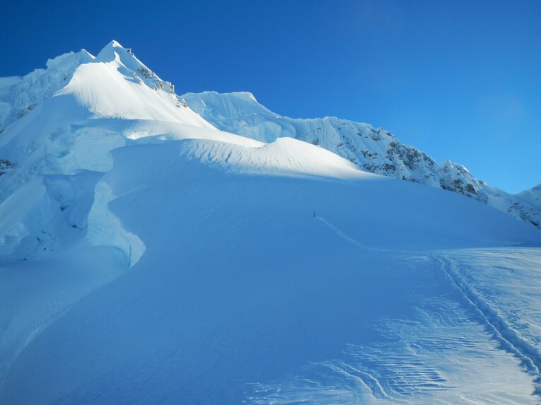 栗秋が撮影したハンター。雪洞を掘る前のキャンプ2。まさに、この地点で救助されたという　©Masatoshi Kuriaki