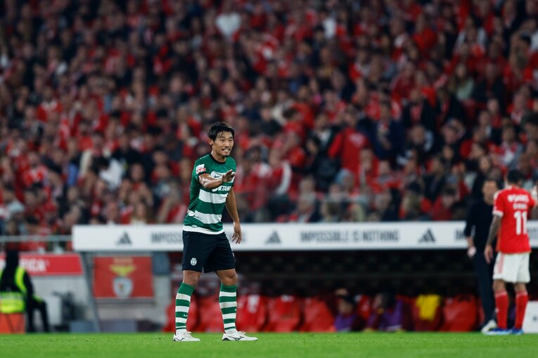 試合を通じて守田は味方に指示、檄を飛ばした　©Daisuke Nakashima