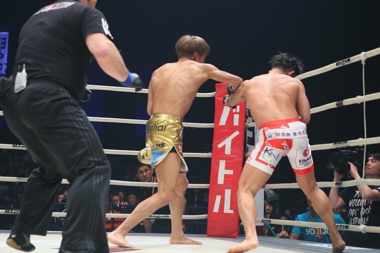 vs才賀紀左衛門（2R・TKO勝利、2017年12月29日）　©RIZIN