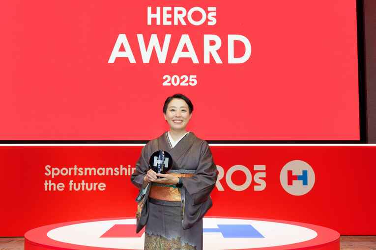 「HEROsAWARD2025」の表彰式でトロフィーを手にする池田さん ©️Nanae Suzuki