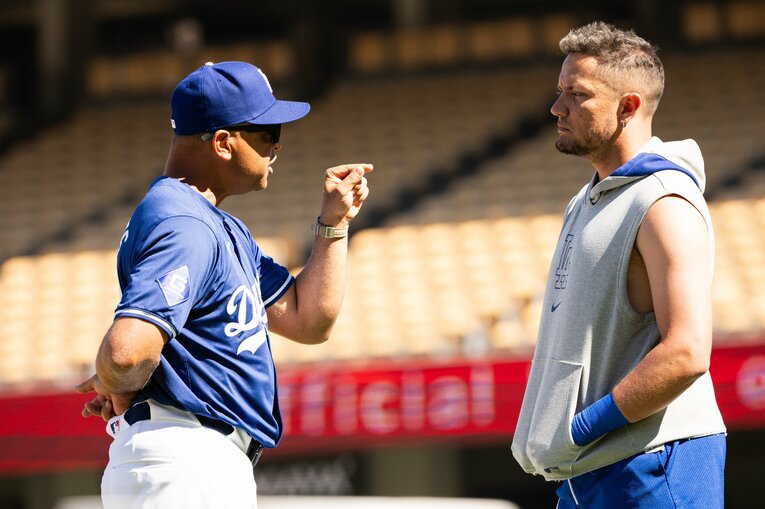 試合前、ロハスとコミュニケーションをとるロバーツ監督　©Nanae Suzuki