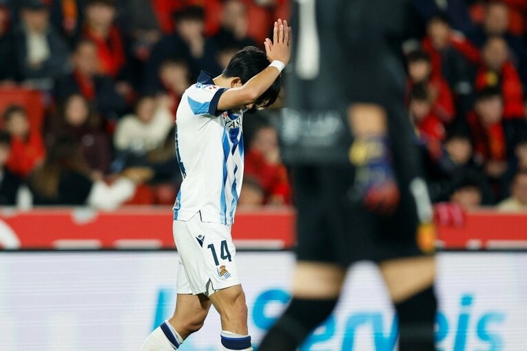 マジョルカサポーターに対して両手を合わせるような仕草も