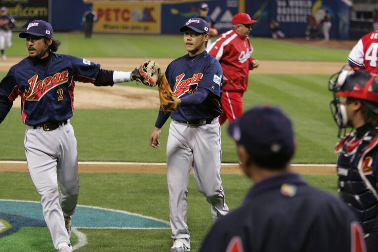 好投する松坂大輔をねぎらう小笠原道大（2006年WBC）©Naoya Sanuki