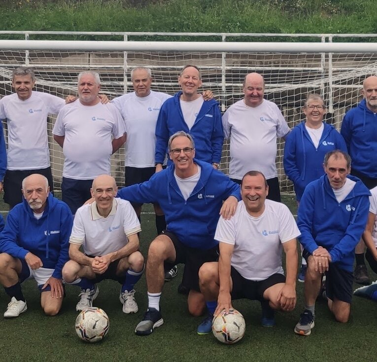 OB選手を中心にしたウォーキング・サッカーチーム。前列真ん中がゴリス氏、後列真ん中がフィル・ボール氏　©︎PHIL BALL