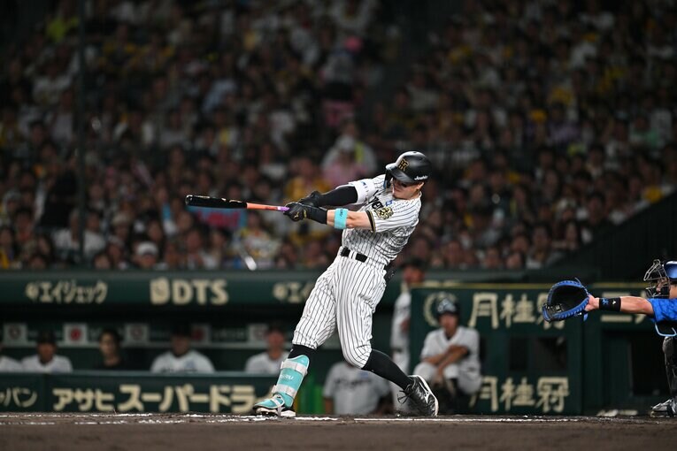 【連続写真】サトテルの見事な一発！　©Hideki Sugiyama