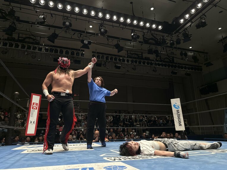 スワイプすると「エル・デスペラードvs葛西純」など激闘写真をご覧になれます　©Norihiro Hashimoto