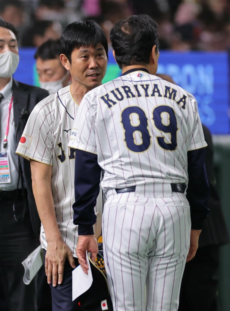 栗山監督にあいさつする森保監督　©Sankei Shimbun