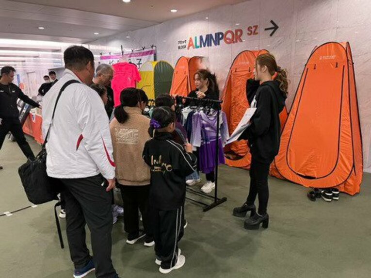 アクティングカップ会場での「アイタード」試着ブースの様子。杉原自ら子どもたちに説明を行った　提供：株式会社TRyAS