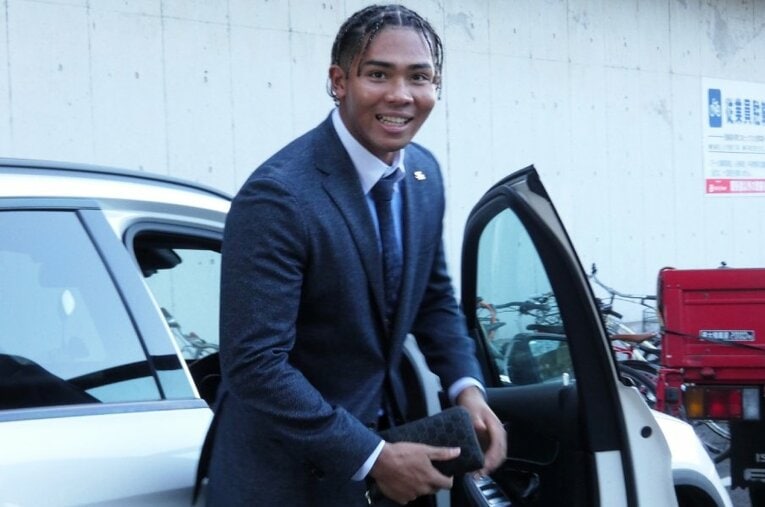 ソフトバンクから日本ハムへの移籍が決まった現役ドラフト当日。球場を後にする水谷瞬 ／ photograph by Kotaro Tajiri