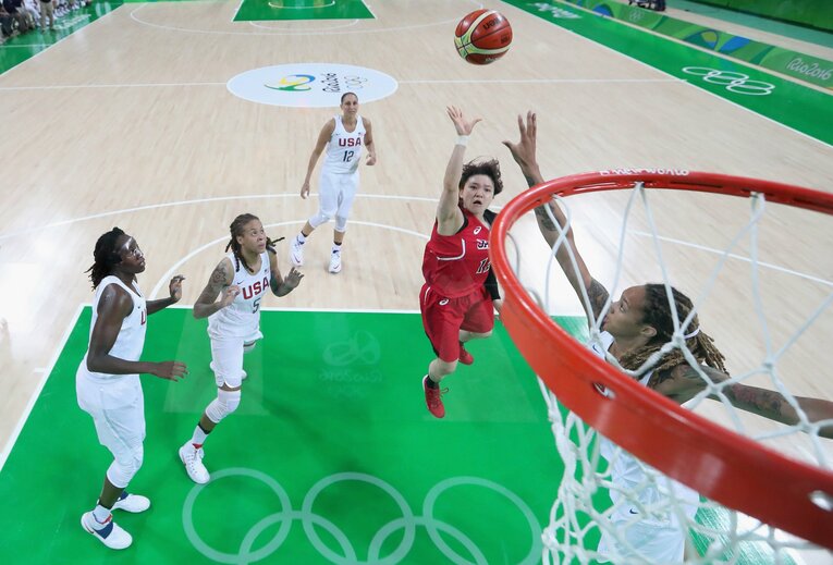 リオ五輪、日本vsアメリカでの吉田亜沙美のシュート©Getty Images
