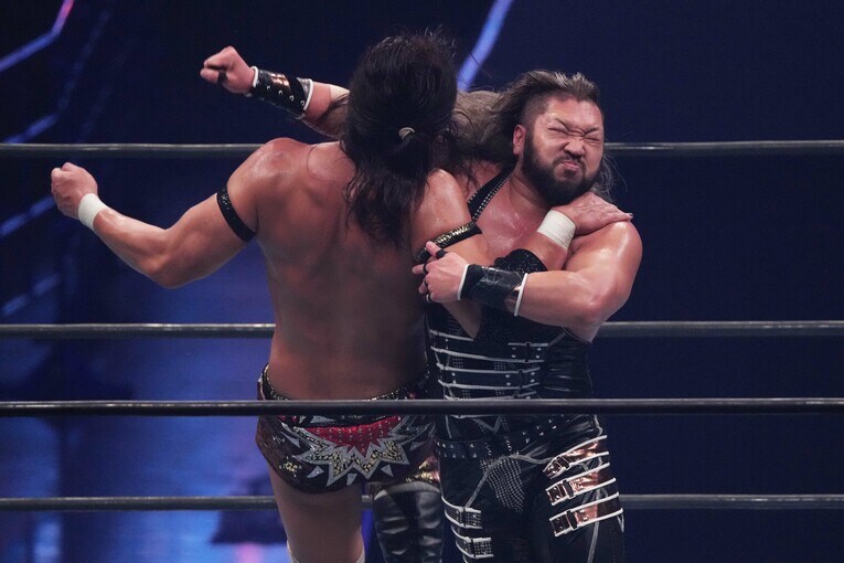 竹下幸之介にラリアットを放つEVIL　©Essei Hara