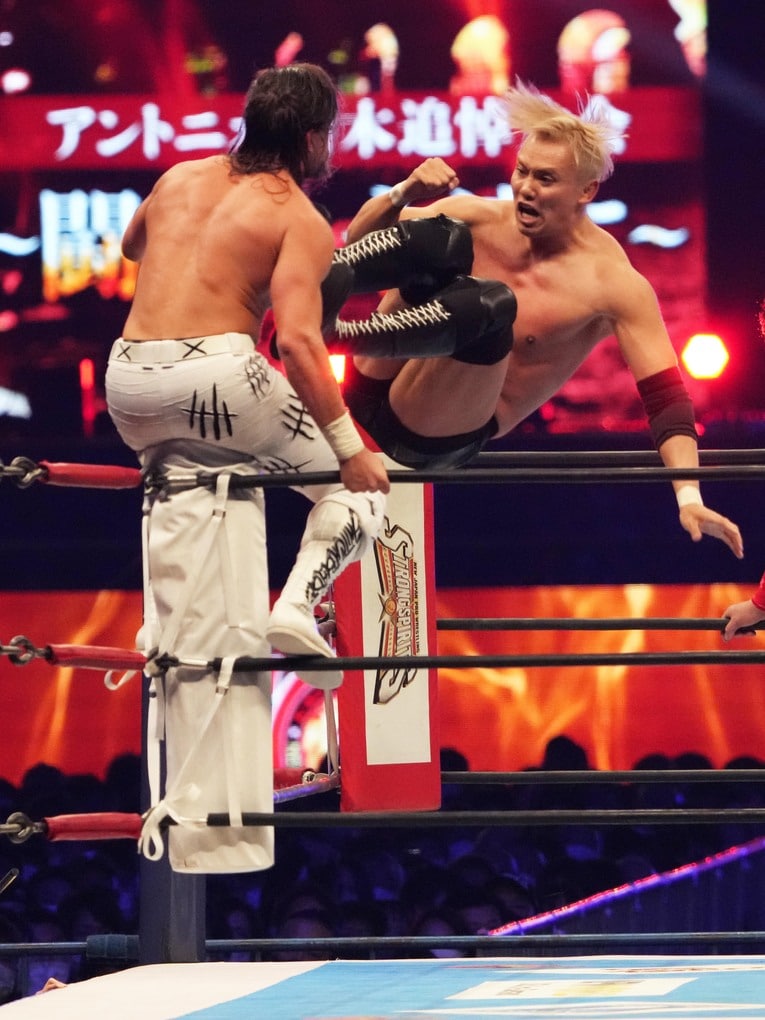 ジェイ・ホワイトにショートレンジのドロップキックを見舞うオカダ・カズチカ
