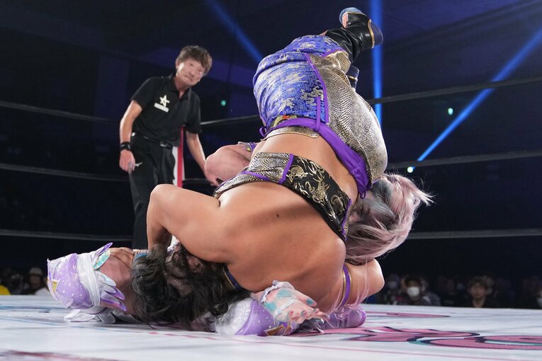 バイオレット・スクリュードライバーが崩れて刀羅ナツコの巨体に押しつぶされた中野たむの左ヒザ。2023年10月9日、愛知県体育館　©Masashi Hara