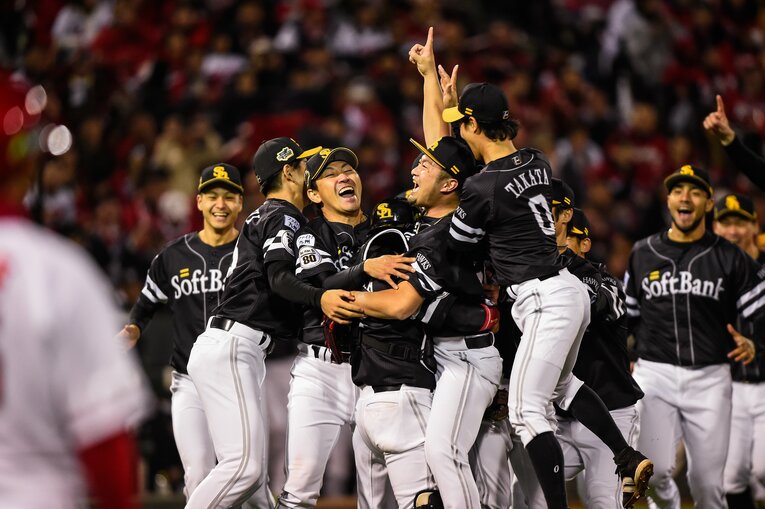 2018年、ソフトバンクは日本一に輝く（左にプロ1年目の大竹）。　©Nanae Suzuki