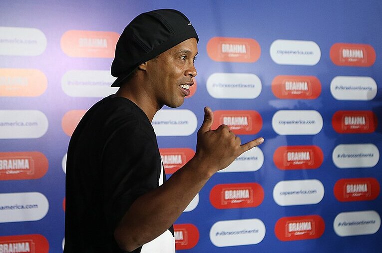 現役時代から自由奔放だったロナウジーニョだが、ピッチを離れた今は色々と問題を起こしているようで……。 ／ photograph by Getty Images