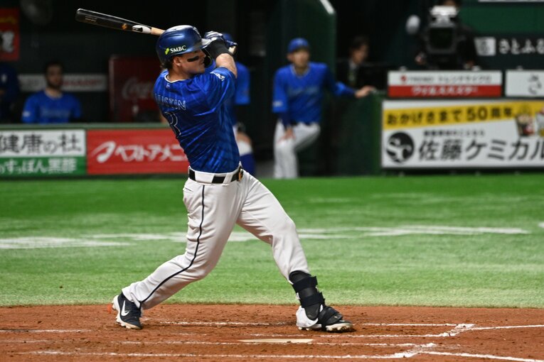 日本シリーズ第4戦、先制ホームランを放つタイラー・オースティン　©Naoya Sanuki