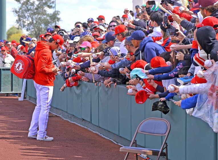 エンゼルス大谷の「サイン神対応」©JIJI PRESS
