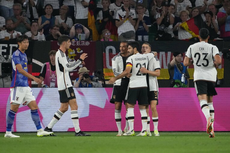 同点ゴールを決めたレロイ・サネを祝福するドイツの選手たち　©Masashi Hara