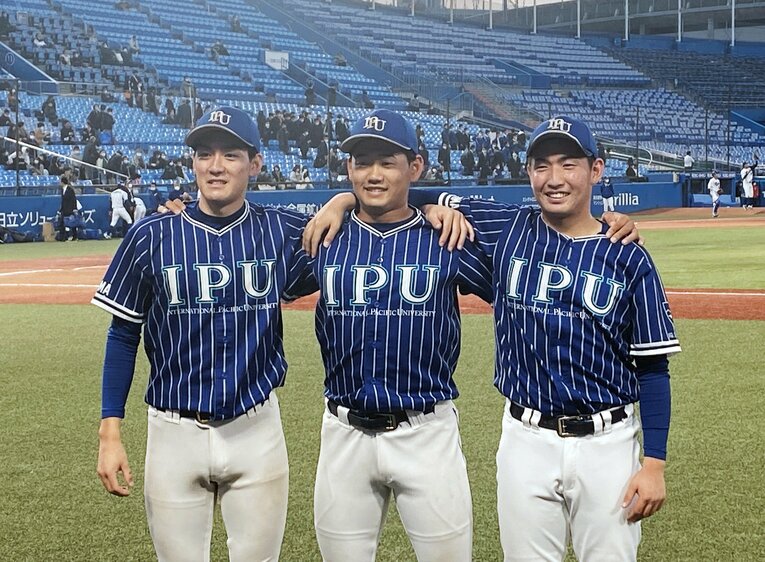 写真中央が環太平洋大・徳山一翔（177cm87kg・左投左打・鳴門渦潮高）　©︎JIJI PRESS