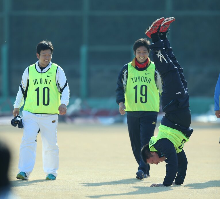 今では盟友の森友哉と一緒に参加した新人合同自主トレで逆立ちを披露する山川　©JIJI PRESS
