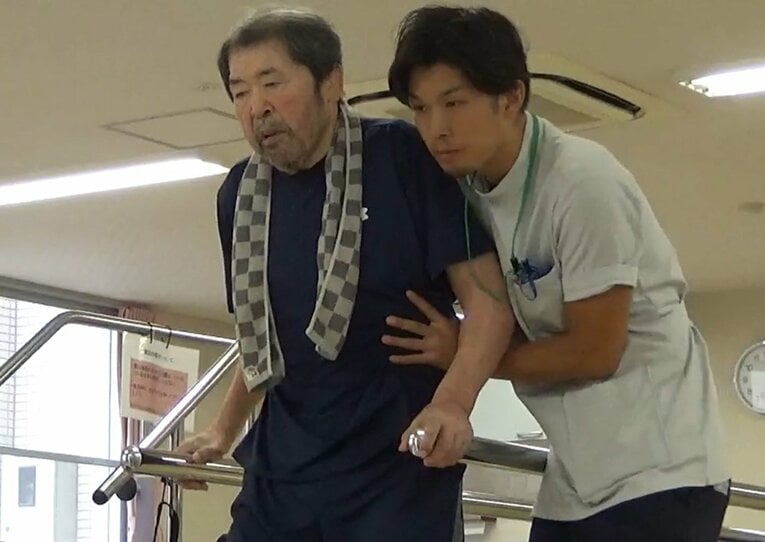 パーキンソン病によって徐々に体が動かなくなっていく中、マサさんは懸命にリハビリに励んだ　©株式会社アンサンヒーロー