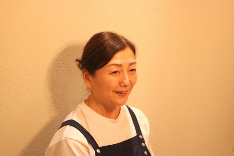 苦笑しながら結婚した当時のことを振り返る倫子さん　©Number Web