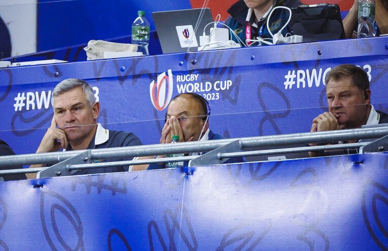 厳しい表情で試合を見つめるエディー・ジョーンズ（ラグビーW杯オーストラリアvsウェールズ）　©︎Kiichi Matsumoto