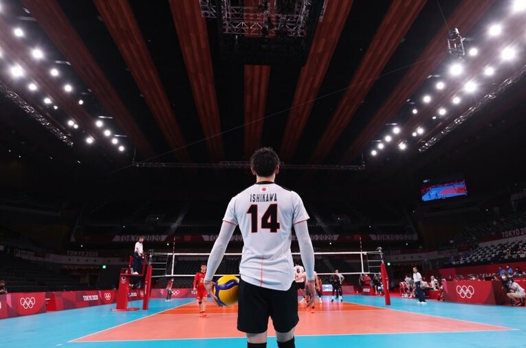 現代バレーにおいて大きな役割を担う「サーブ」。ポイントを取るだけでなく、相手の陣形を崩すために緻密な分析が行われている ／ photograph by Yohei Osada/AFLO SPORT