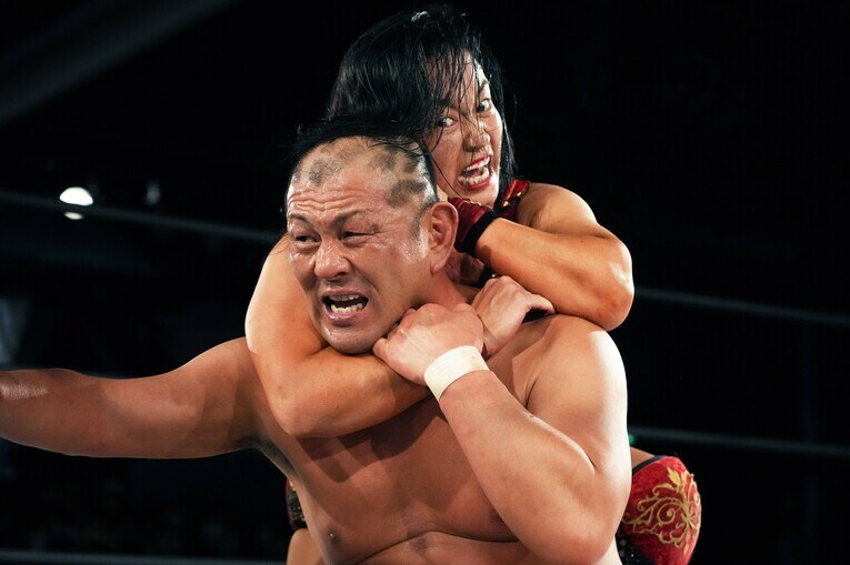 鈴木みのるをスリーパーホールドで絞める里村明衣子　©Essei Hara