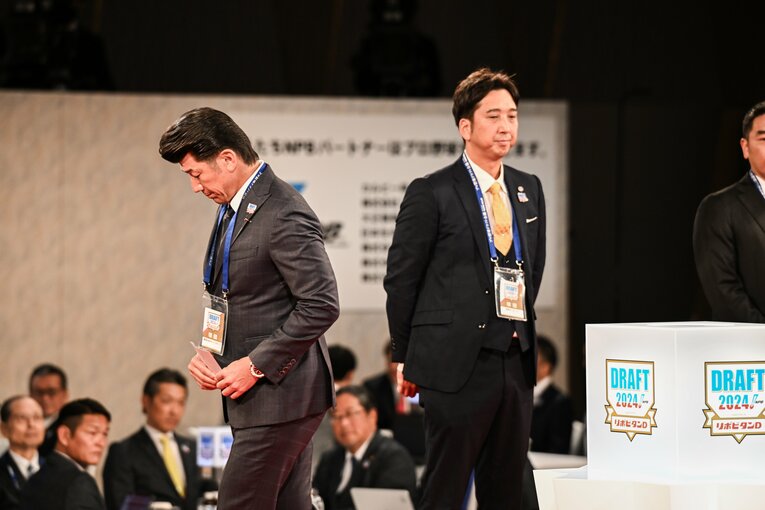 4球団競合の金丸夢斗投手の抽選のクジを引く三浦監督　©Nanae Suzuki