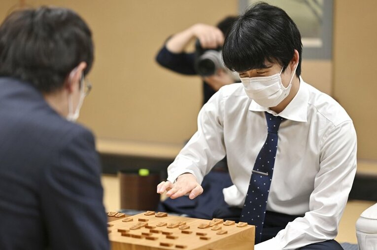 藤井五冠は史上2番目の年少記録で名人挑戦を決めた　©Kyodo News