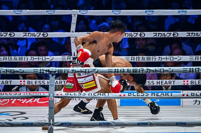 6ラウンド2度目のダウンを奪った決定的瞬間（全3枚の2枚目）©︎Takuya Sugiyama