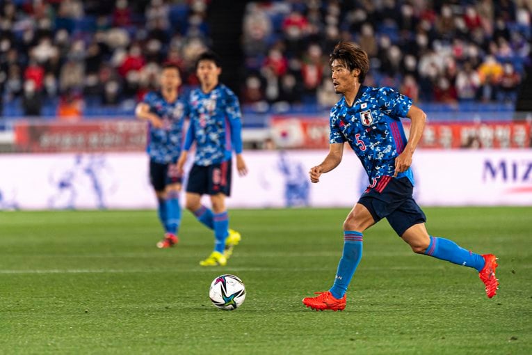 守田と遠藤の関係性は、まさに攻守両面で中盤を落ち着かせるものだった©JMPA