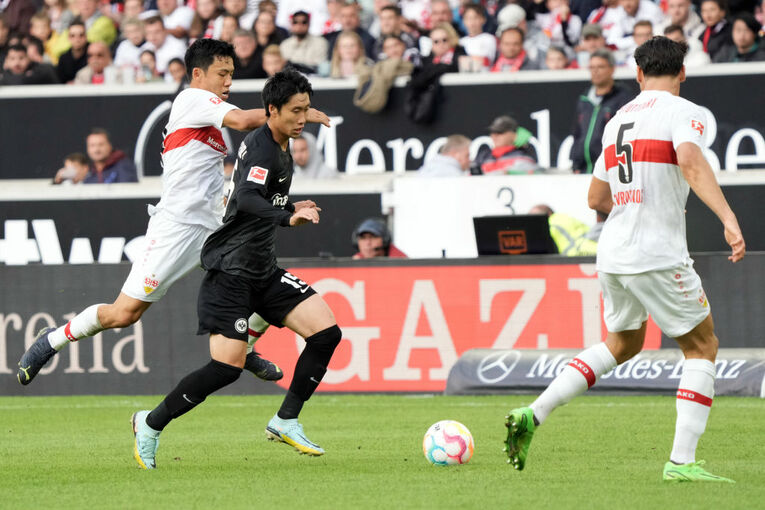 ブンデス時代の鎌田と遠藤のデュエル　©Getty Images