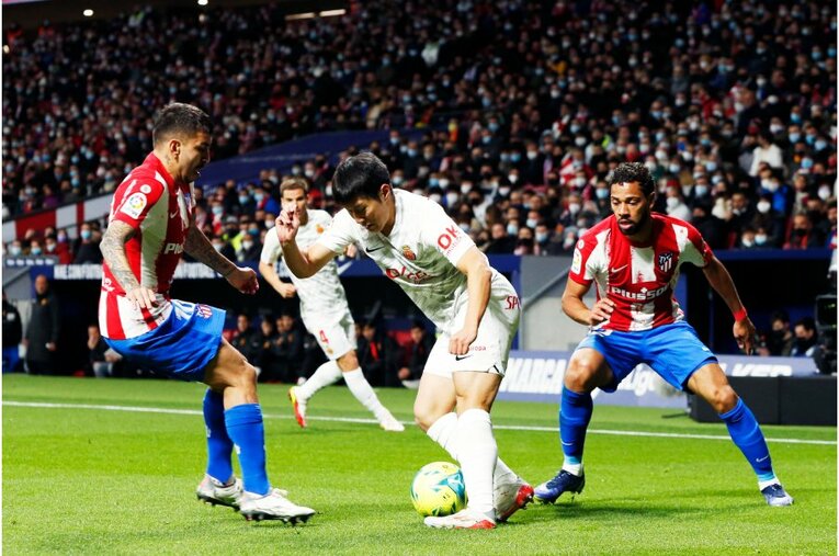 久保建英が“鉄壁アトレティコDF”をミスらせた　今季初ゴール写真に感じる「タケの厄介さ」とは〈撮影者の視点〉(10)