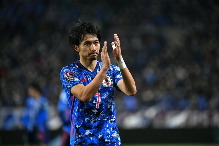 慣れないアンカーのポジションで起用された柴崎岳　©Takuya Sugiyama/JMPA