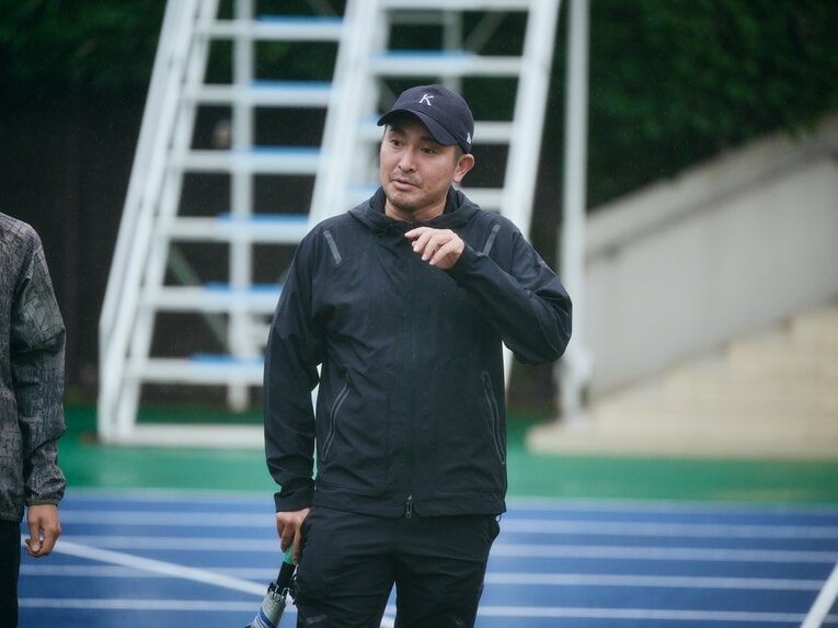練習を見守る保科コーチ　©Yuki Suenaga