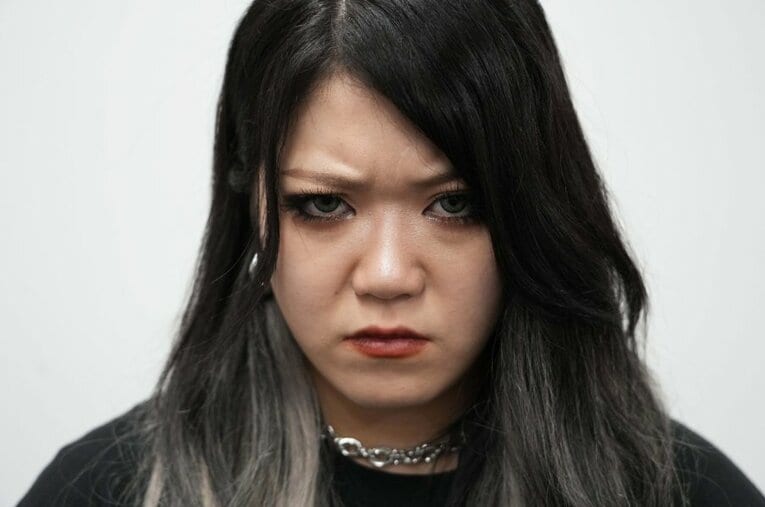 11月17日、大阪で「男対女」のシングルでのタイトル戦に挑む鈴季すず。自らを「変な奴に立ち向かうおもしれー女」と定義した ／ photograph by Essei Hara