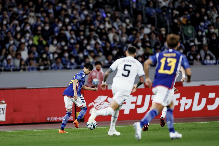 三笘薫のドリブルが始まると、スタジアムが沸いた　©︎Kiichi Matsumoto/JMPA