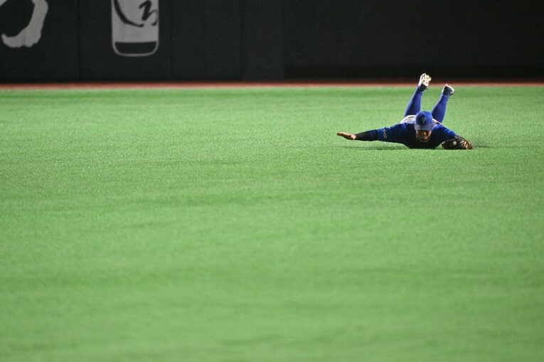 日本シリーズ第3戦、桑原将志の神ダイブからのスーパーキャッチを別アングルで（4枚目／全4枚中）　©Hideki Sugiyama