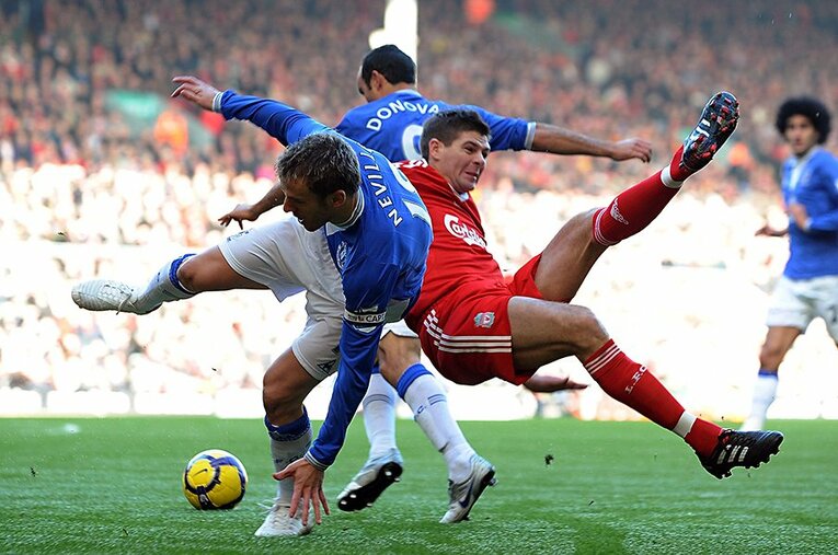 両軍の本拠地の距離は歩いて15～20分程度。“ご近所さん”のリバプール相手にエバートンはアンフィールドで久々の勝利となるか ／ photograph by Getty Images