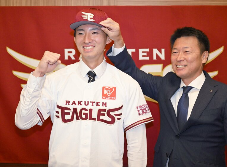 2022年秋、楽天スカウトとしてドラフト1位・荘司康成の仮契約に立ち会った沖原　©JIJI PRESS