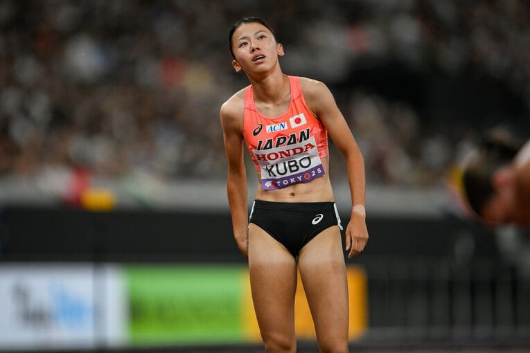 【東京世界陸上】レースを終え、電光掲示板を見つめる久保凛　©Nanae Suzuki