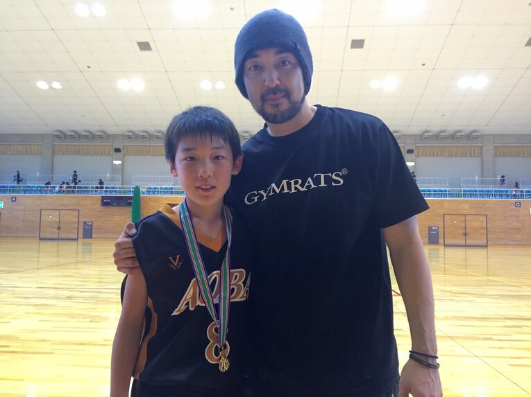 小学生時代の岡田大河と父・卓也氏（写真／卓也さん提供）