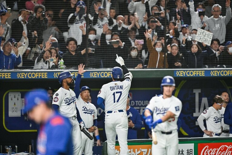 東京シリーズでホームランを放ち、歓声に応える大谷。メジャー1年目と比較するとビックリ！その理由は……【スワイプすると次の写真をご覧になれます】　©Nanae Suzuki