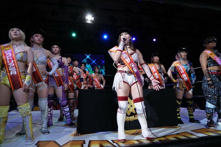 昨年の『DREAM SRAR GP』入場式でマイクを握る青野未来。2024年9月16日、後楽園ホール　©Essei Hara