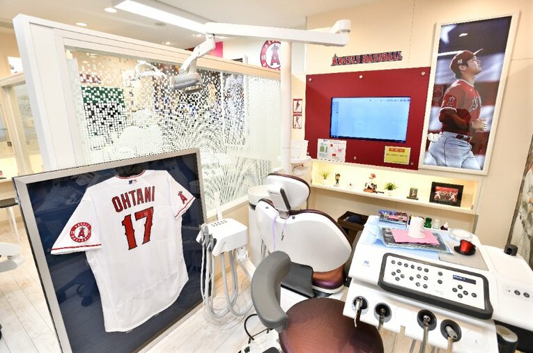 大谷部屋の一角。患者さんがいない時間帯に、上村英之理事長の秘蔵の品である額入りのユニフォームと一緒に撮影 ／ photograph by Takashi Shimizu