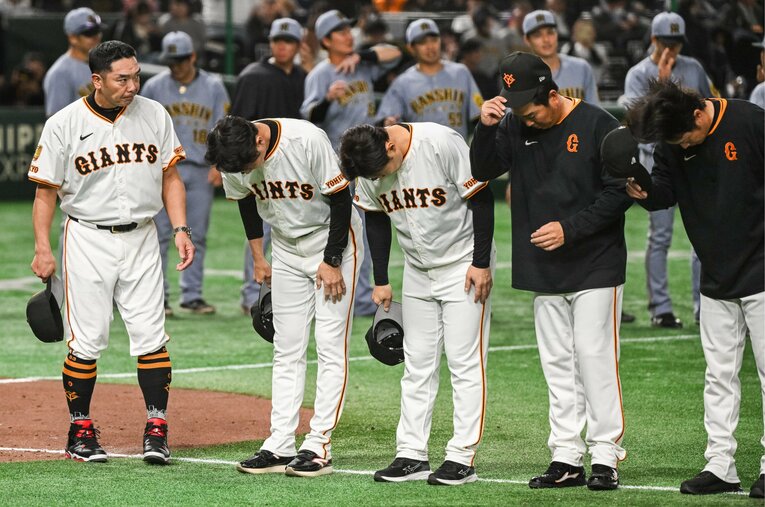 前半戦を終え、首位阪神に10ゲーム差をつけられ3位に甘んじている巨人・阿部慎之助監督 ／ photograph by Hideki Sugiyama