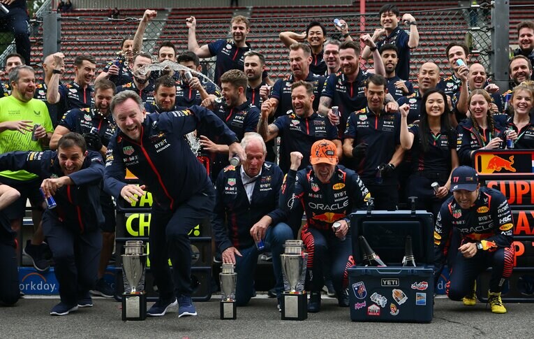 開幕12連勝を喜ぶレッドブルチーム　©Getty Images / Red Bull Content Pool
