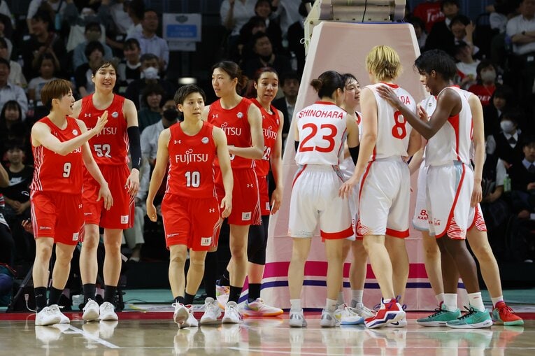 富士通レッドウェーブの16季ぶりの優勝で幕を閉じたWリーグ。プレーオフファイナル第2戦ではリーグ最多の7168人の観客が詰めかけた　©︎YUTAKA/AFLO SPORT